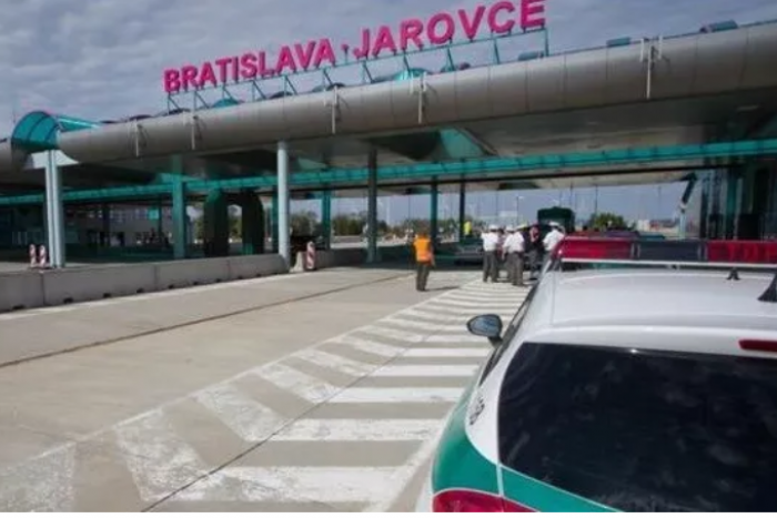 Ilustračný obrázok k článku Ohrozené Jarovce? Pohybuje sa tam množstvo zmätených Slovákov, ktorí prichádzajú zo zahraničia