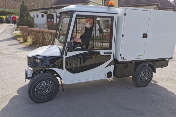 Ilustračný obrázok k článku Na Cemjate začali rozvážať stravu pre seniorov, pomáha takýto elektrický tátoš