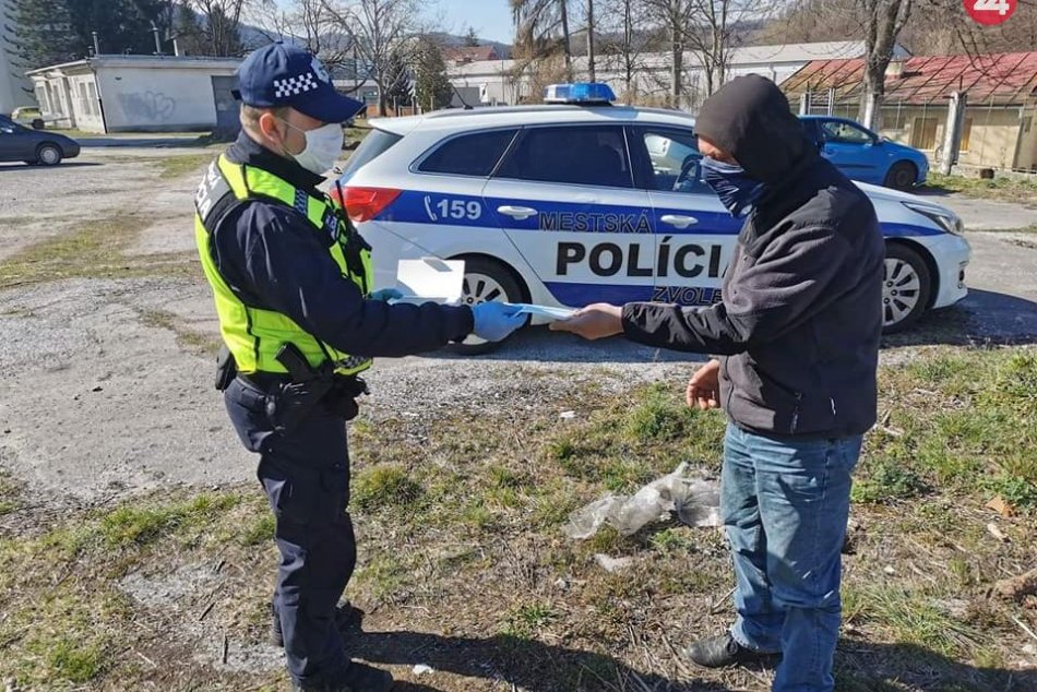 Ilustračný obrázok k článku Mestskí policajti pomáhali v uliciach Zvolena: Kde chýbali, nosili rúška, FOTO