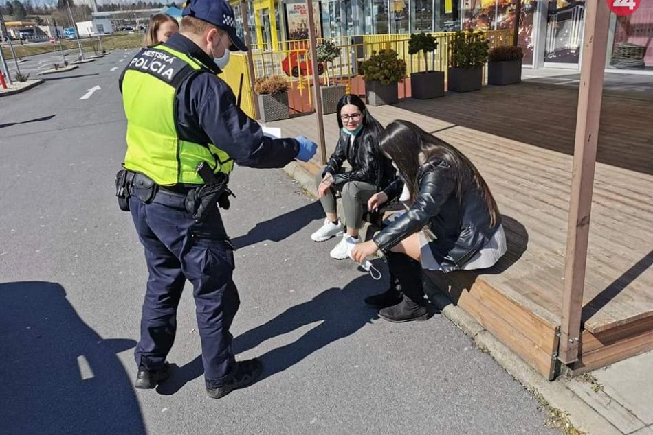 Ilustračný obrázok k článku Porušenie karantény či nenosenie rúška. Polícia má plné ruky práce s ignorantmi