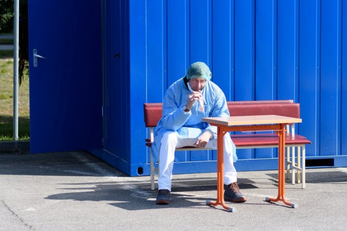 Ilustračný obrázok k článku Zdravotníci s ochorením COVID-19 dostanú 100-percentnú PN