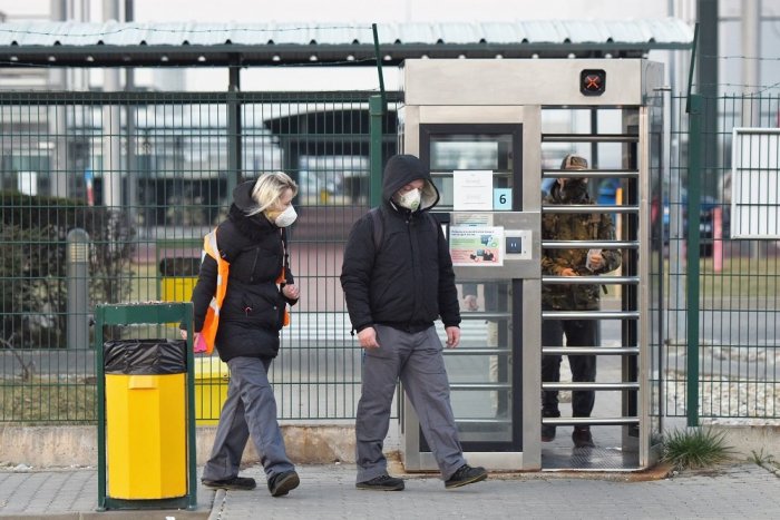 Ilustračný obrázok k článku Brány ostávajú zatvorené! PSA ani 5. apríla výrobu neobnoví