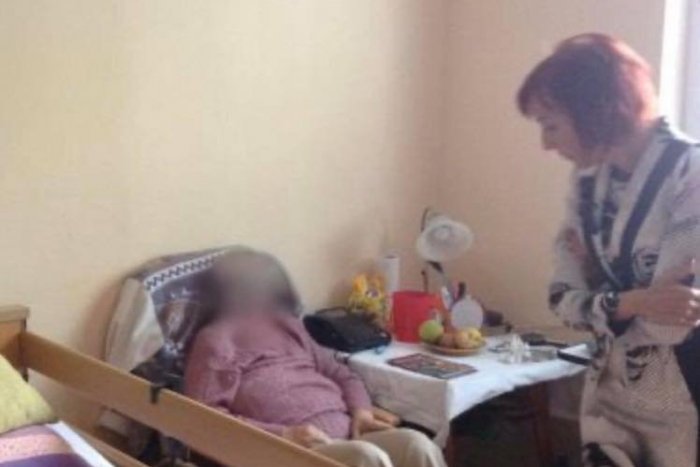 Ilustračný obrázok k článku Beštiálne praktiky v domove pre seniorov. Bitky, hladovanie a výkaly v ústach