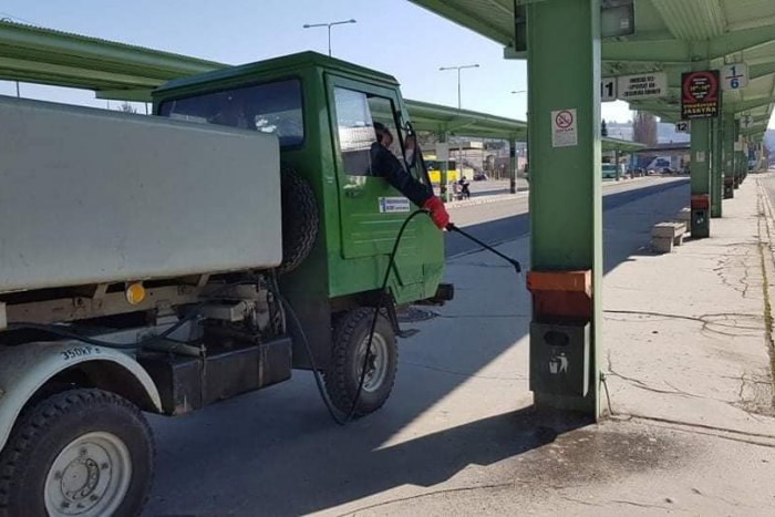 Ilustračný obrázok k článku Mesto chce zabrániť šíreniu koronavírusu: Verejné priestranstvá začali dezinfikovať