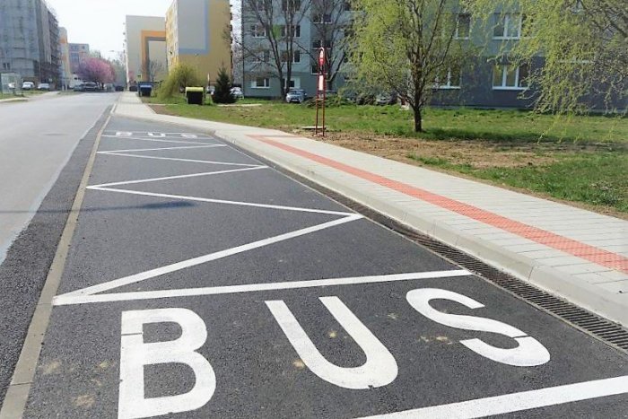 Ilustračný obrázok k článku Na ulici Nábrežie A. Hlinku pribudol chodník, zastávka a priechod s osvetlením