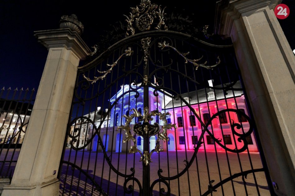 Ilustračný obrázok k článku KURIOZITA DŇA: Prezidentský palác sa odel do farieb slovenskej trikolóry