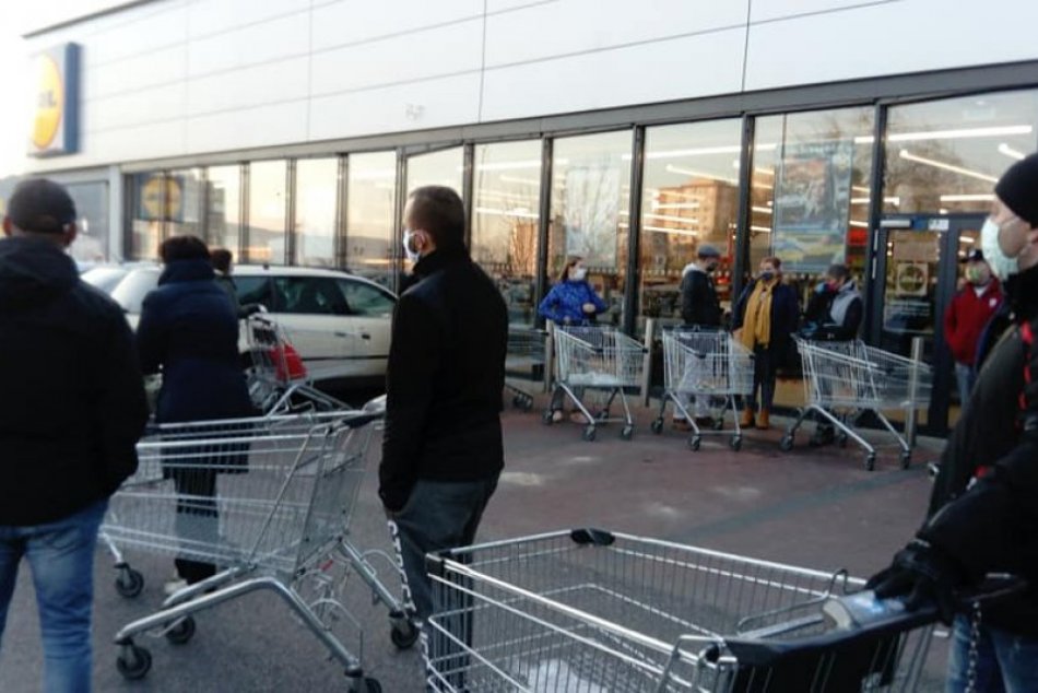 Ilustračný obrázok k článku Dlhé rady ľudí a žiadne rozostupy: TOTO sú opatrenia, ktoré nám majú pomôcť?