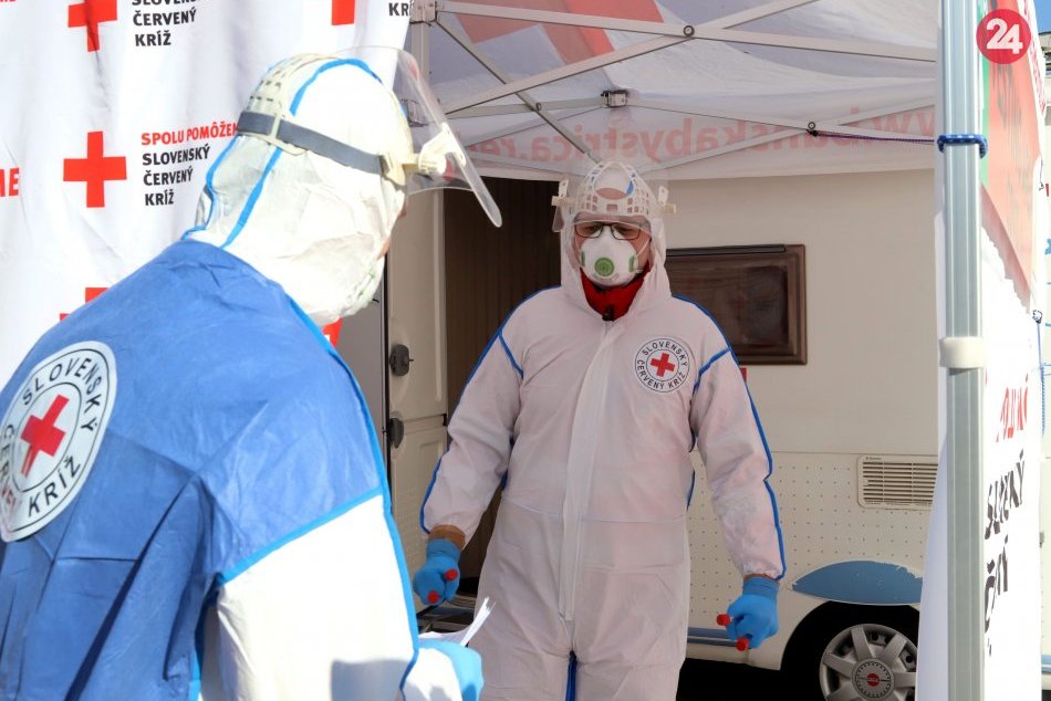 Ilustračný obrázok k článku Pacient pozitívny na COVID-19 nechtiac poslal do domácej karantény 62 ľudí