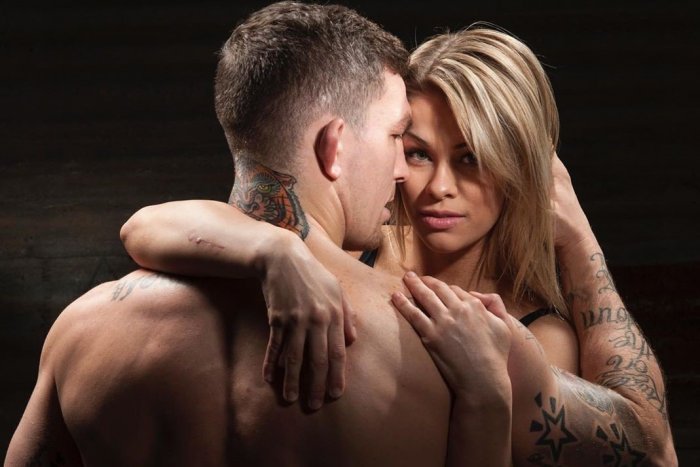 Ilustračný obrázok k článku Tréning plný erotiky: TOP prenádherná zápasníčka cvičí holá, aj s priateľom! FOTO