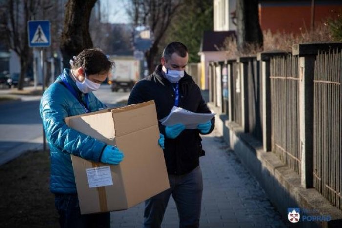 Ilustračný obrázok k článku Mesto začalo roznášať rúška pre Popradčanov: Ktoré ulice sú prvé na rade?