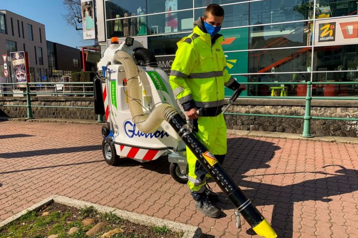 Ilustračný obrázok k článku Údržba chodníkov v Bystrici po novom? O poriadok sa postará aj elektrický vysávač