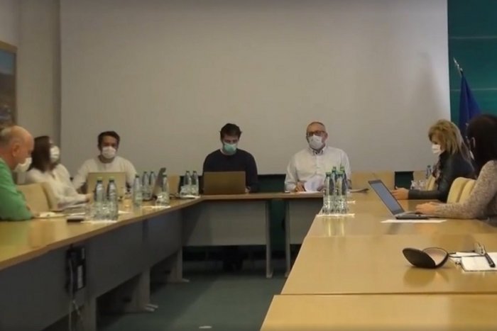 Ilustračný obrázok k článku Veľké prepúšťanie zatiaľ nehrozí, upokojuje primátor po rokovaní s top zamestnávateľmi.