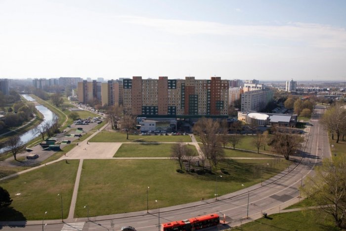 Ilustračný obrázok k článku Námestiu Republiky v Petržalke chýba prepojenie s Chorvátskym ramenom. Pomôžu architekti?