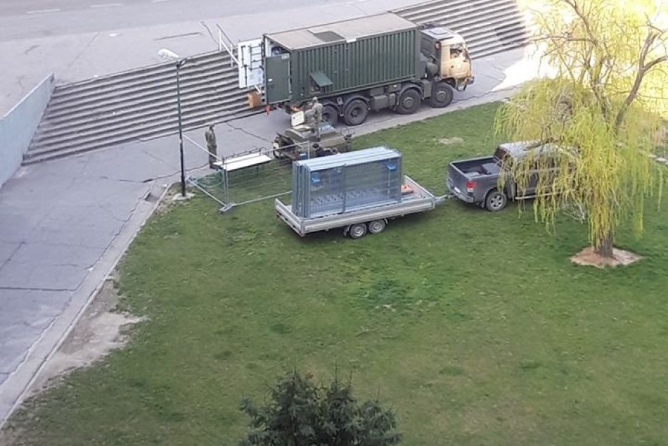 Ilustračný obrázok k článku Pred Pentagonom vo Vrakuni pribudla novinka. Pomôže v boji proti koronavírusu?