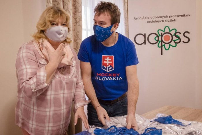 Ilustračný obrázok k článku Na hokejovom zväze šijú rúška: Pridal sa aj majster SVETA! FOTO