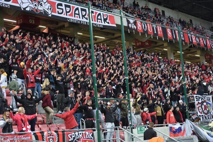 Ilustračný obrázok k článku Pomoc hodná UZNANIA: Pozrite sa, čo fanúšikovia futbalistov Trnavy "vyviedli"!