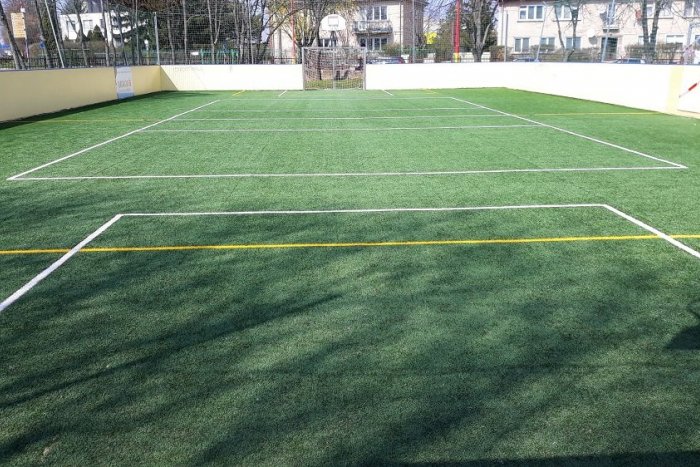 Ilustračný obrázok k článku Ihrisko v areáli školy na Ulici Andreja Kubinu dostalo nový umelý trávnik, GALÉRIA