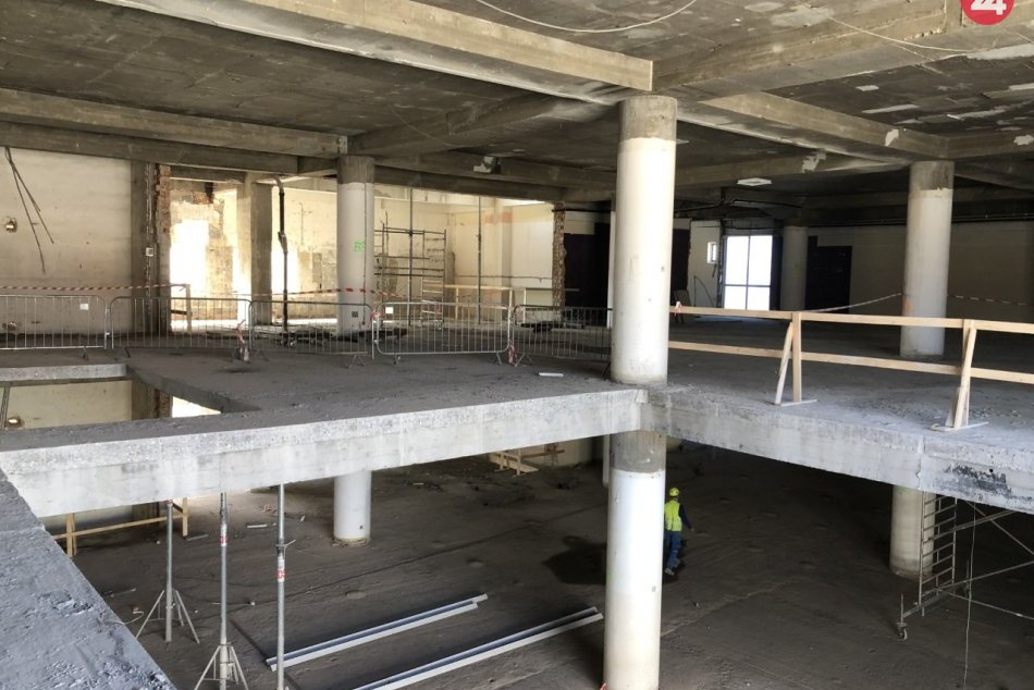 Ilustračný obrázok k článku V ikonickej budove starého Tesca bude Obchodný dom Urban, už rekonštruujú priestory, FOTO