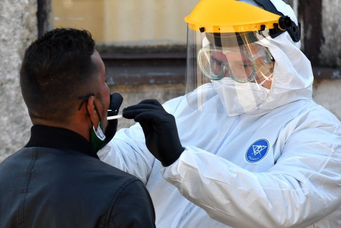 Ilustračný obrázok k článku Testovanie v rómskych komunitách: Mužovi po príchode z Anglicka zistili COVID-19