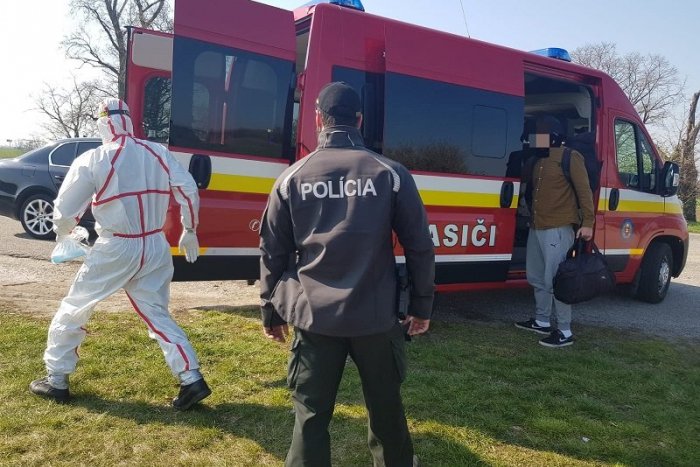 Ilustračný obrázok k článku Slováci zo zahraničia kráčajú k hraničnému priechodu v Kittsee. Sprevádzajú ich hasiči