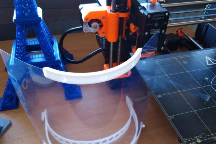 Ilustračný obrázok k článku Ochranné štíty vyrábajú na 3D tlačiarni, putovali aj do prešovskej nemocnice