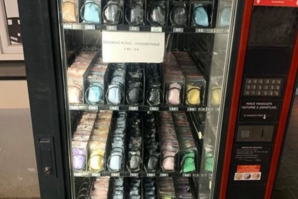 Ilustračný obrázok k článku Zháňate rúška? Vo Zvolene funguje špeciálny automat, FOTO