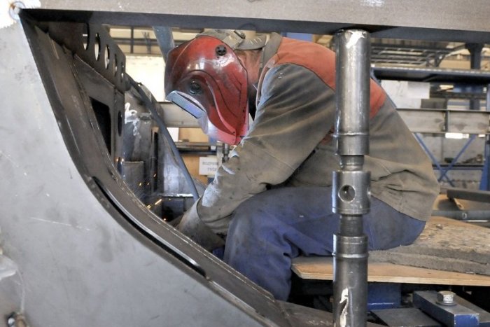 Ilustračný obrázok k článku Dobré správy z Podpoľania: Hromadne prepúšťať sa zatiaľ nebude