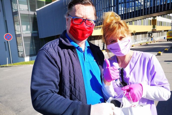 Ilustračný obrázok k článku Pracovníci DAB v Nitre nespia: Ušili už viac ako tisíc ochranných rúšok