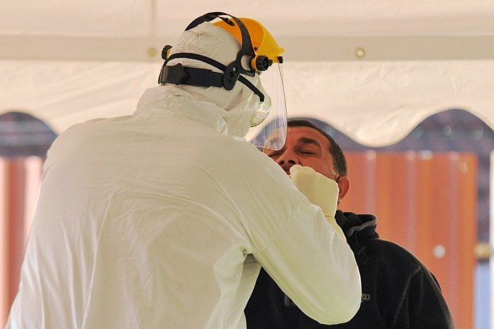 Ilustračný obrázok k článku Koronavírus: Počet nakazených opäť stúpol, pribudlo aj jedno úmrtie