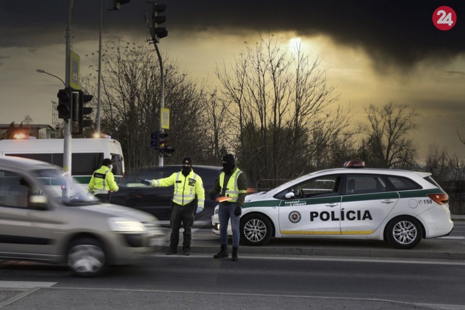 Ilustračný obrázok k článku Výsledky opatrení počas Veľkej noci: Koľko porušení policajti zaznamenali?
