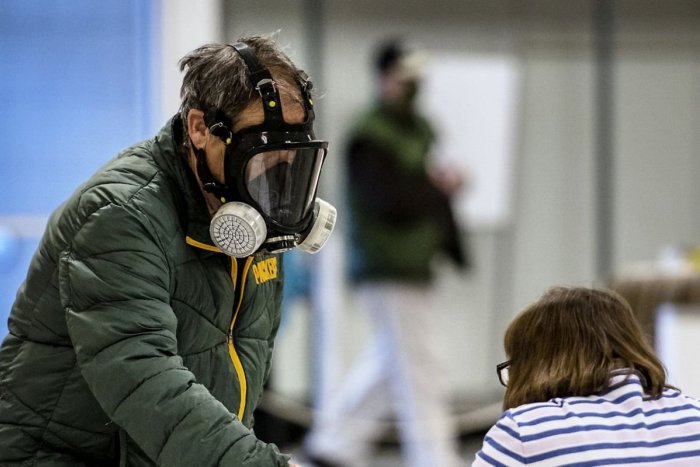 Ilustračný obrázok k článku Ukázali veľké srdce: Posádke šalianskej RZP darovali celotvárové ochranné masky