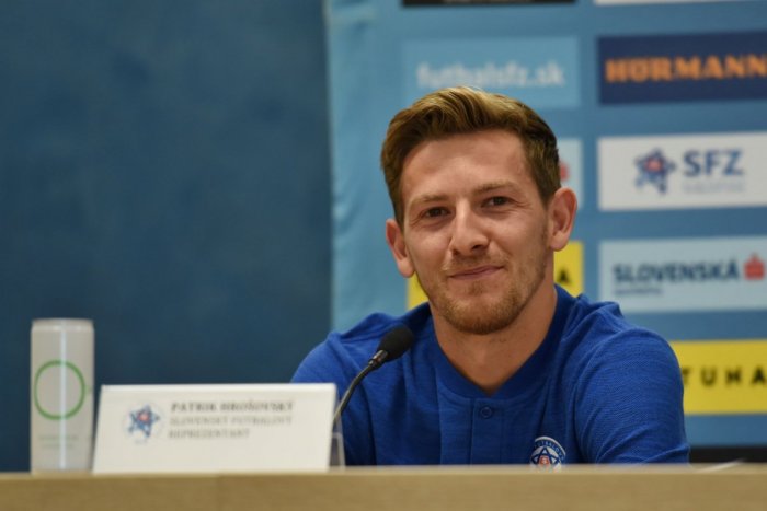 Ilustračný obrázok k článku Futbalista Hrošovský hlási z Belgicka: Rúška povinné nie sú, plat mám celý
