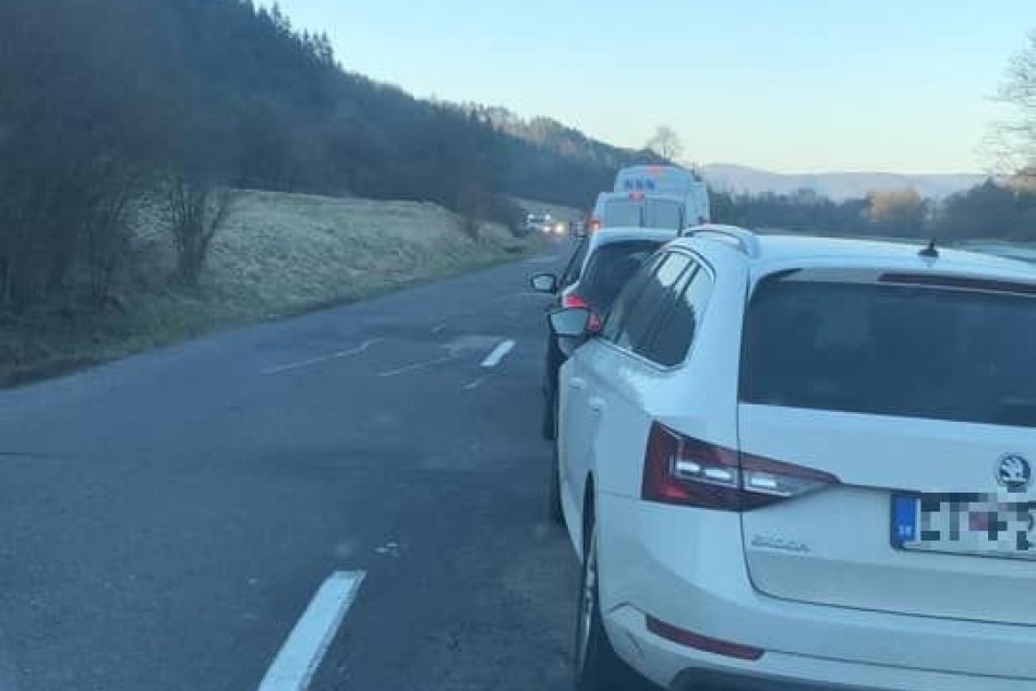 Ilustračný obrázok k článku Kolóny a hromžiaci vodiči: Aktuálne zábery z hraníc Bystrického okresu