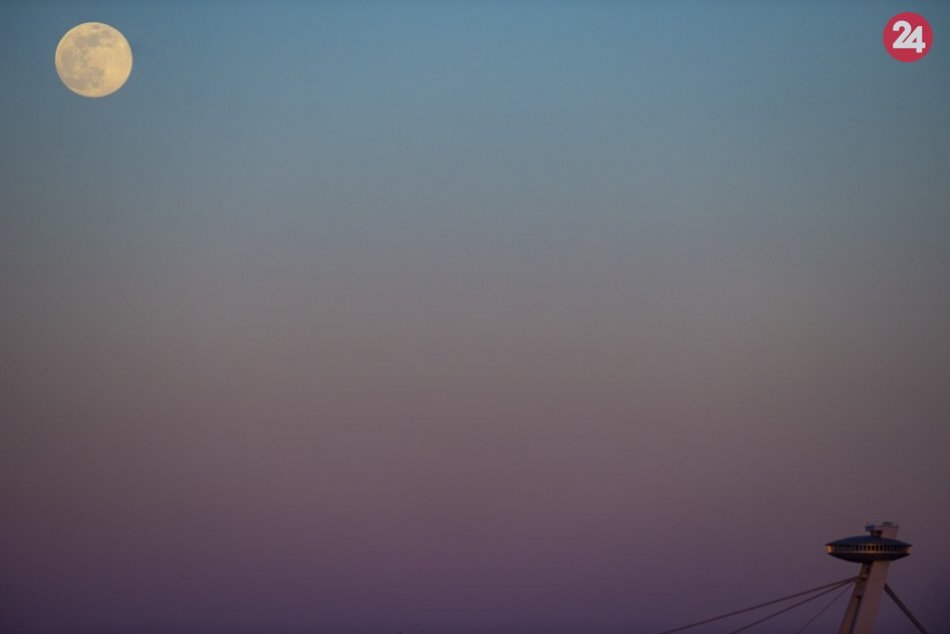 Ilustračný obrázok k článku FOTO: Nočnú oblohu rozžiaril dychvyrážajúci ružový supermesiac