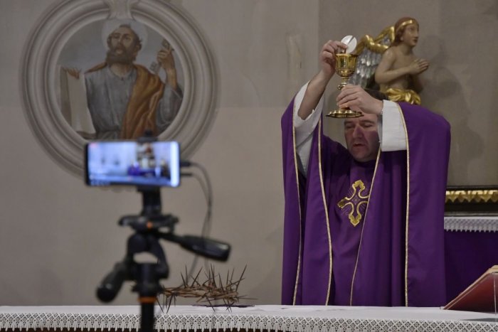 Ilustračný obrázok k článku Online omše sa tešia veľkej obľube: V Humennom ich sledujú stovky domácností