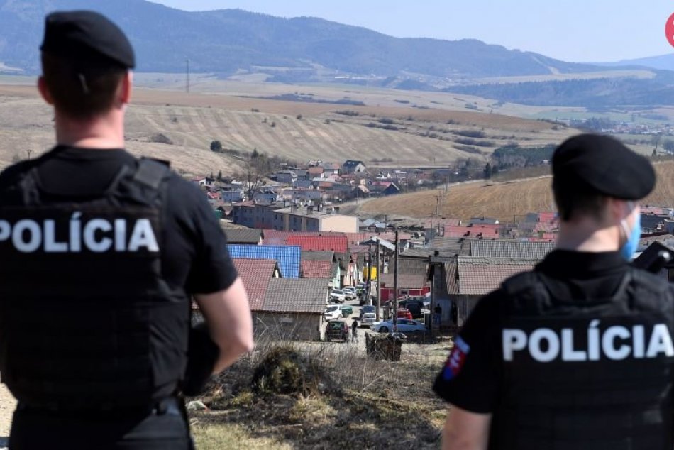 Ilustračný obrázok k článku Ohnisko nákazy v Rožňavskom okrese: Rómska komunita je pod kontrolou policajtov!