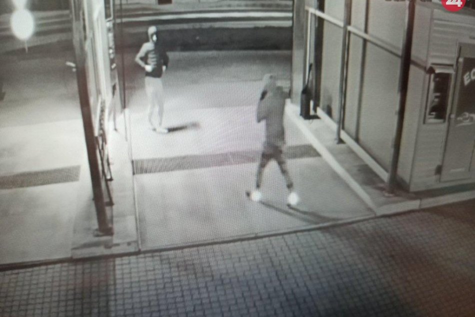 Ilustračný obrázok k článku Krádež v Trenčíne zachytili kamery: Poznáte podozrivé osoby na FOTO?