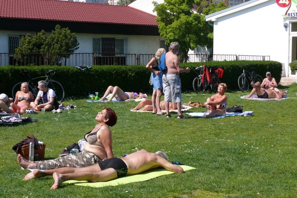 Ilustračný obrázok k článku VIDEO: Obmedzenie pohybu poňali Bratislavčania svojsky. Veľký Draždiak je plný ľudí!