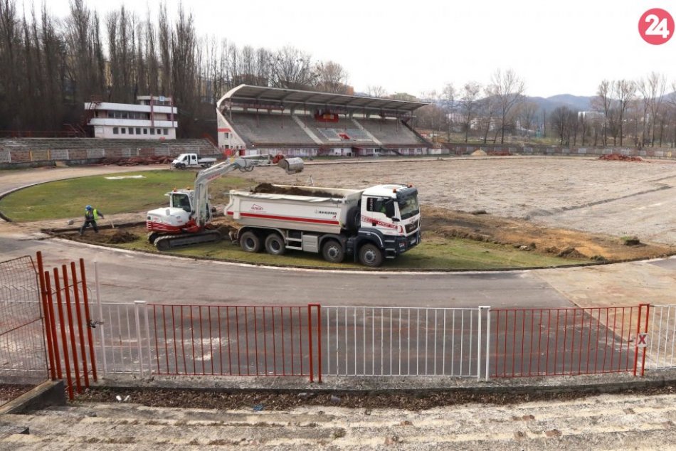 Ilustračný obrázok k článku Koronavírus ju nezastavil: Rekonštrukcia štadióna na Štiavničkách na FOTKÁCH
