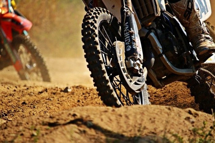 Ilustračný obrázok k článku Rely Dakar po slovensky: Arogantní motorkári ničia poľnohospodárom novú úrodu