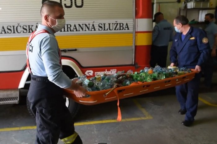 Ilustračný obrázok k článku Keď nehrajú, pomáhajú. Spartakovci darovali trnavským hasičom nealko nápoje