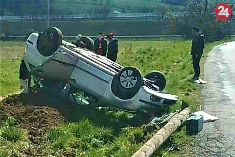 Ilustračný obrázok k článku Nehoda v Považskej: Auto mimo cesty, na streche a spadnutý stĺp, FOTO
