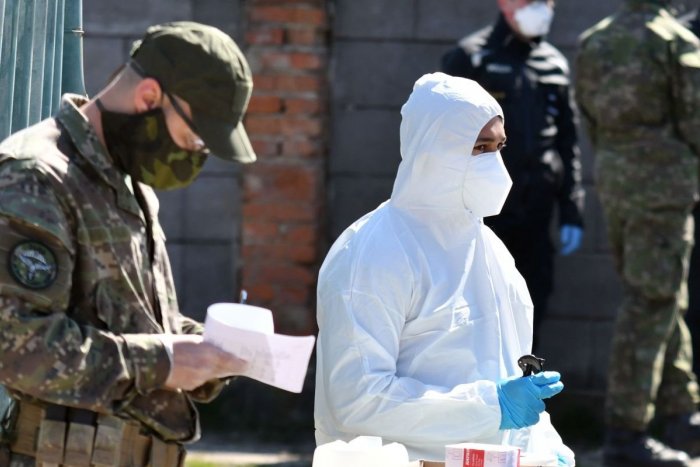 Ilustračný obrázok k článku Boj s koronavírusom: Na hornú Nitru povolali vojakov