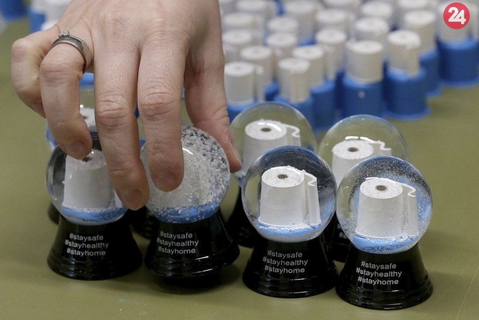 Ilustračný obrázok k článku KURIOZITA DŇA: Snehové gule so Santom sú OUT. V čase pandémie letí toaleťák!