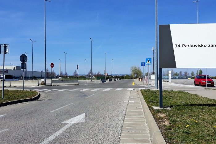 Ilustračný obrázok k článku Parkoviská pre zamestnancov zostanú prázdne aj ďalší týždeň. PSA nevyrába