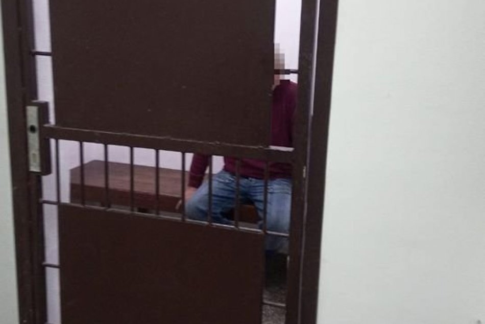 Ilustračný obrázok k článku OHAVNÉ týranie vnúčat: Starkí z Veľkej Lomnice sa neštítili ničoho, spálené telíčka i hladovka!