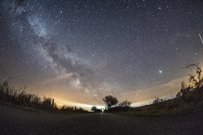 Ilustračný obrázok k článku Aprílové Lyridy sa postarajú o veľké vesmírne divadlo. Kedy sa oplatí sledovať oblohu?