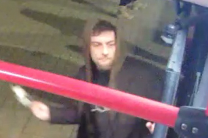 Ilustračný obrázok k článku Rinčanie skla v MHD: Polícia hľadá agresívneho muža, ktorý hodil fľašu po cestujúcich