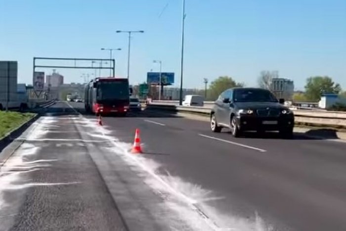 Ilustračný obrázok k článku Všimli ste si na bratislavských cestách biely poprašok? Slúži na dobrú vec! + VIDEO