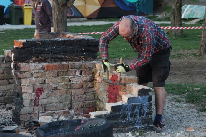 Ilustračný obrázok k článku Dobrovoľníci zveľaďovali Hidepark: Pribudnú cyklostojany a nové ohnisko